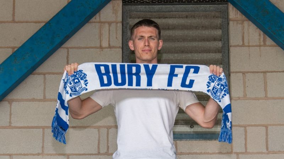 Hyde United say goodbye to long-serving midfielder